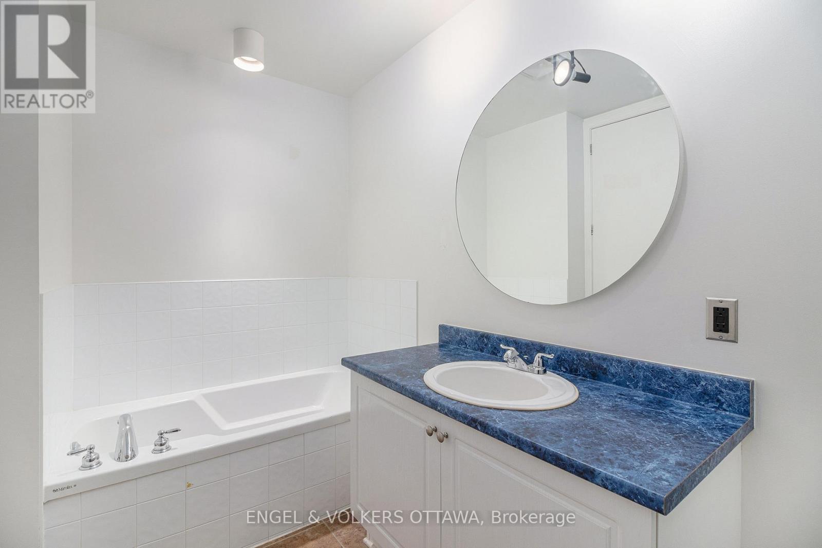 104 - 400 Mcleod Street, Ottawa, Ontario  K2P 1A6 - Photo 13 - X12220447