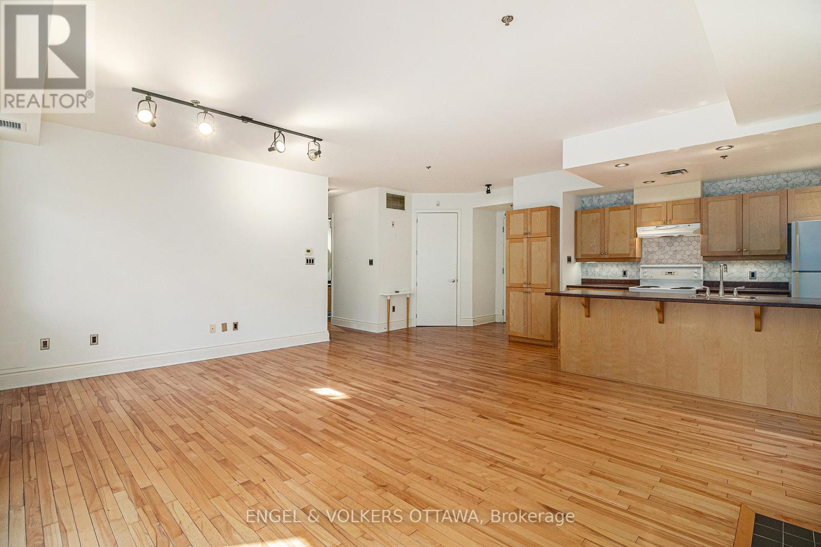 104 - 400 Mcleod Street, Ottawa, Ontario  K2P 1A6 - Photo 6 - X12220447