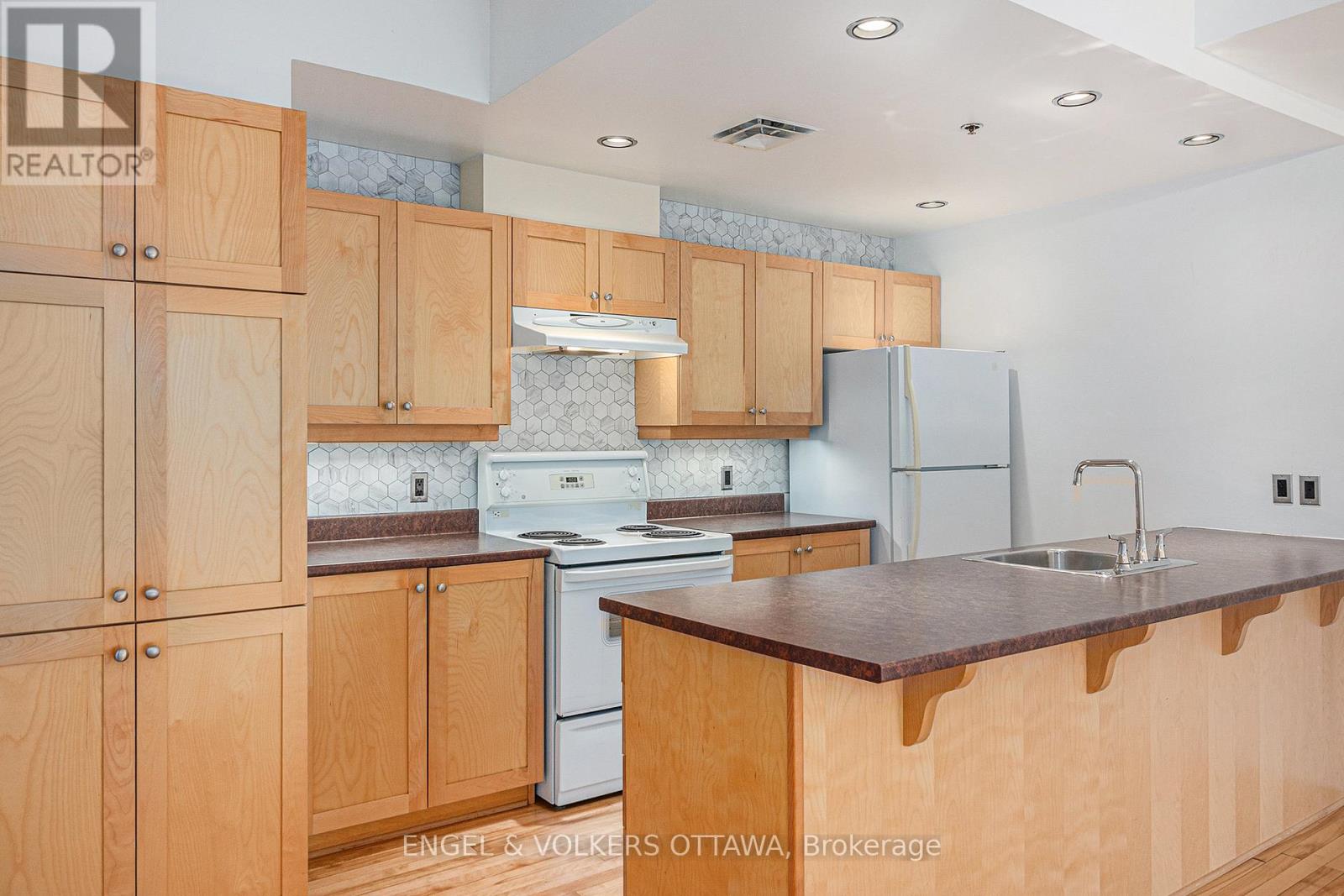 104 - 400 Mcleod Street, Ottawa, Ontario  K2P 1A6 - Photo 7 - X12220447