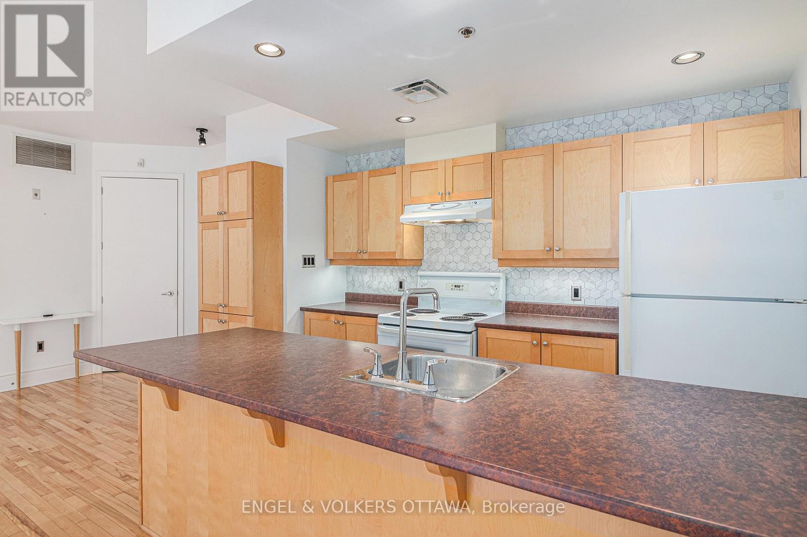104 - 400 Mcleod Street, Ottawa, Ontario  K2P 1A6 - Photo 8 - X12220447