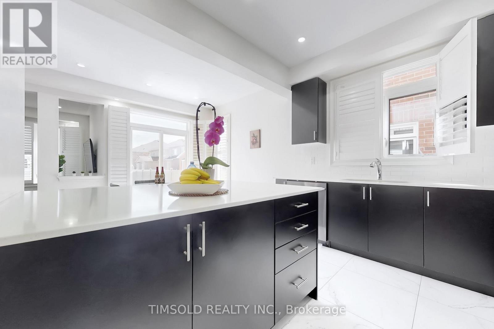 807 Langford Boulevard, Bradford West Gwillimbury, Ontario  L3Z 0K2 - Photo 16 - N12220348