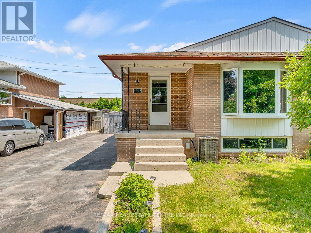 Property at 1292 NAPIER CRESCENT image 4
