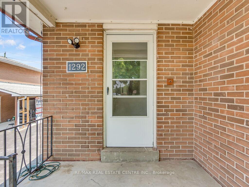 Property at 1292 NAPIER CRESCENT image 5