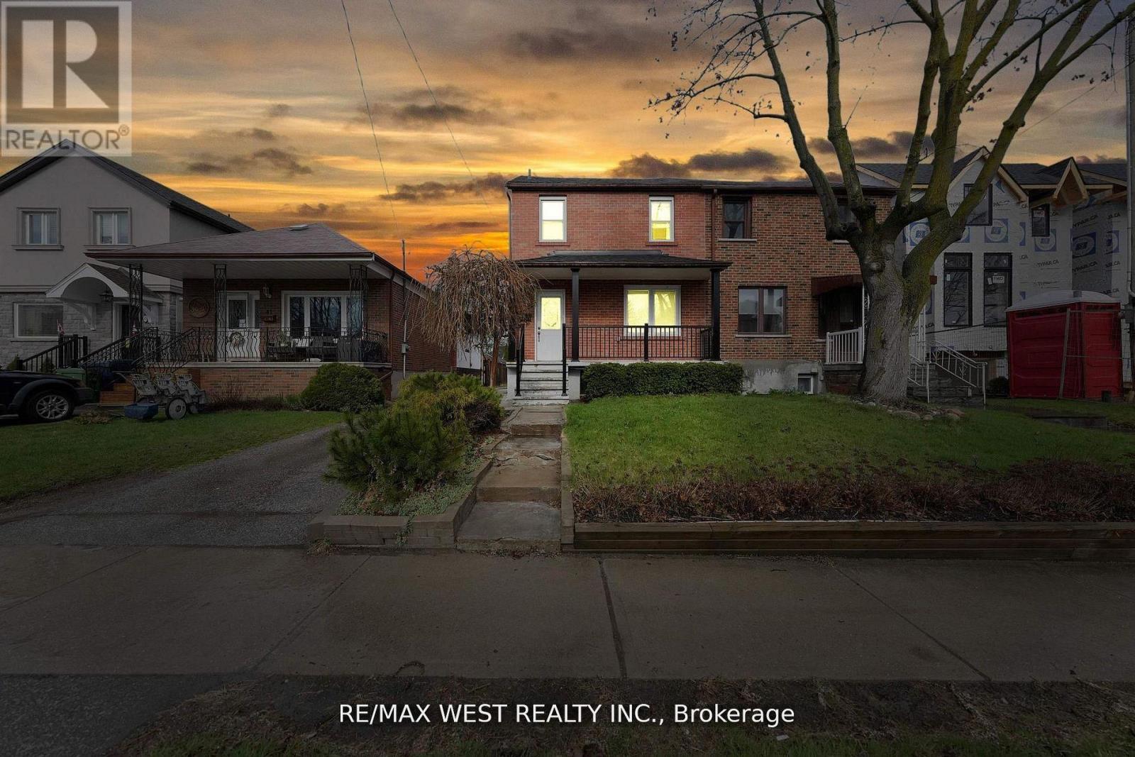 <div class="slider-price">$819,900</div><p>39 Frances Avenue, Toronto, Ontario</p>