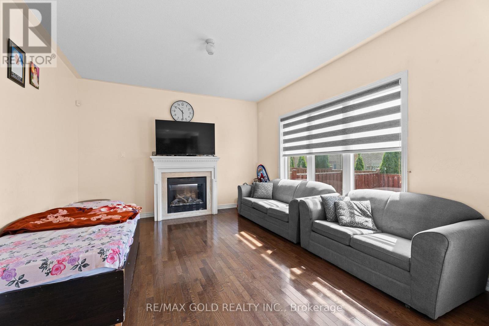 13 Footbridge Crescent, Brampton (Sandringham-Wellington), Ontario  L6R 0K5 - Photo 6 - W12220468