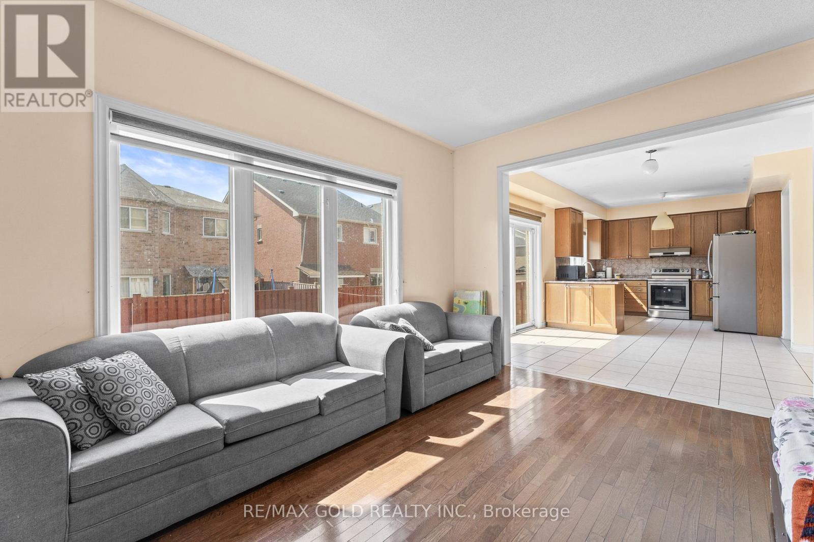 13 Footbridge Crescent, Brampton (Sandringham-Wellington), Ontario  L6R 0K5 - Photo 7 - W12220468