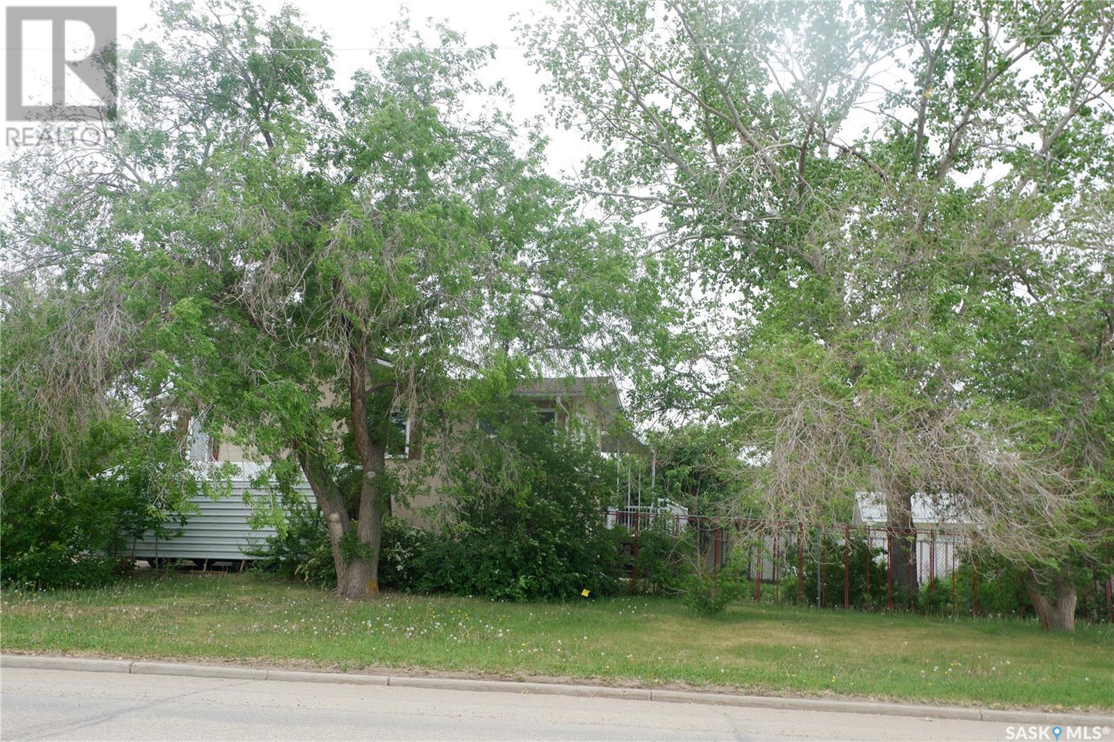 529 6th Avenue E, Assiniboia, Saskatchewan  S0H 0B0 - Photo 40 - SK996961
