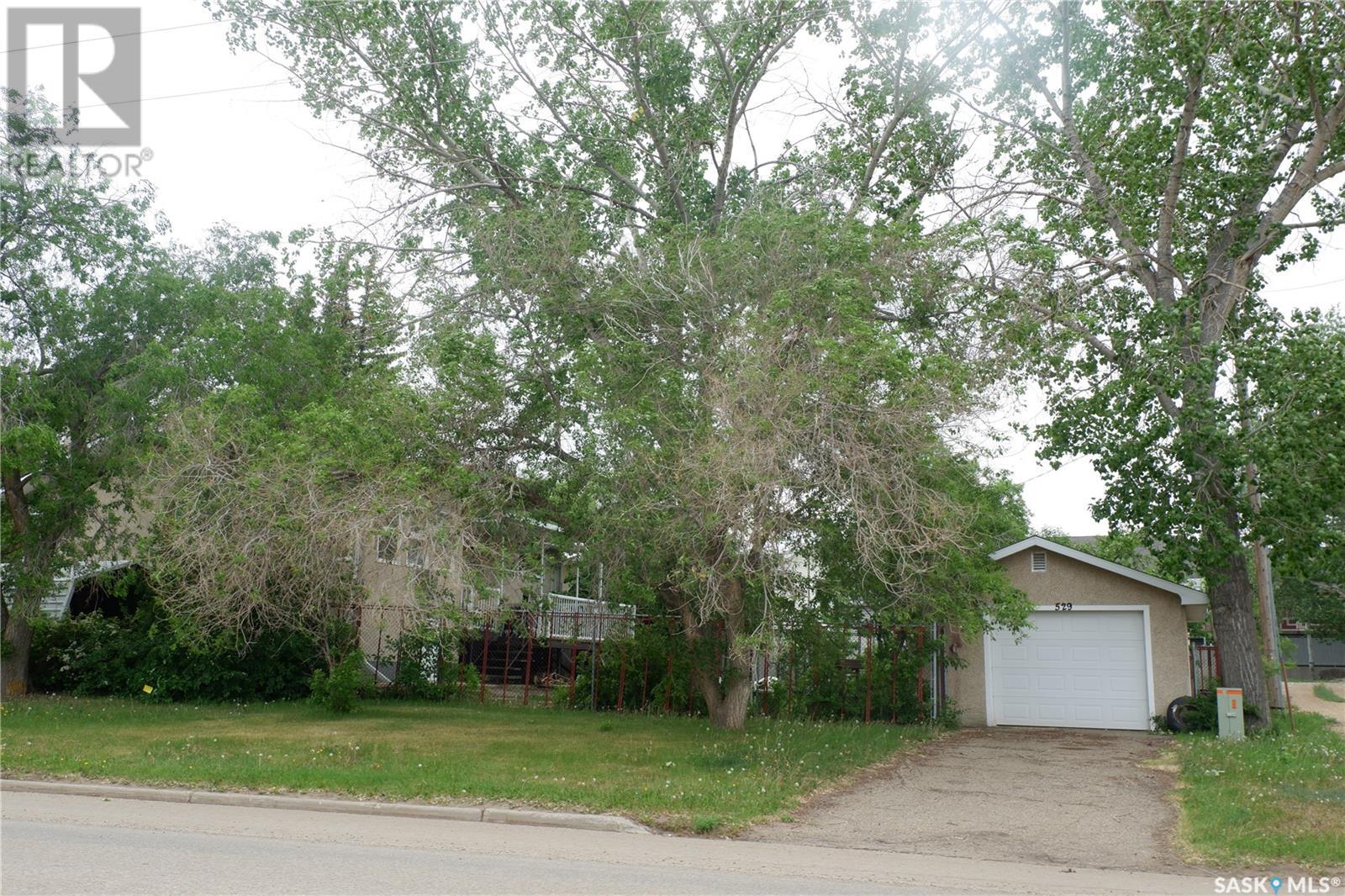 529 6th Avenue E, Assiniboia, Saskatchewan  S0H 0B0 - Photo 41 - SK996961