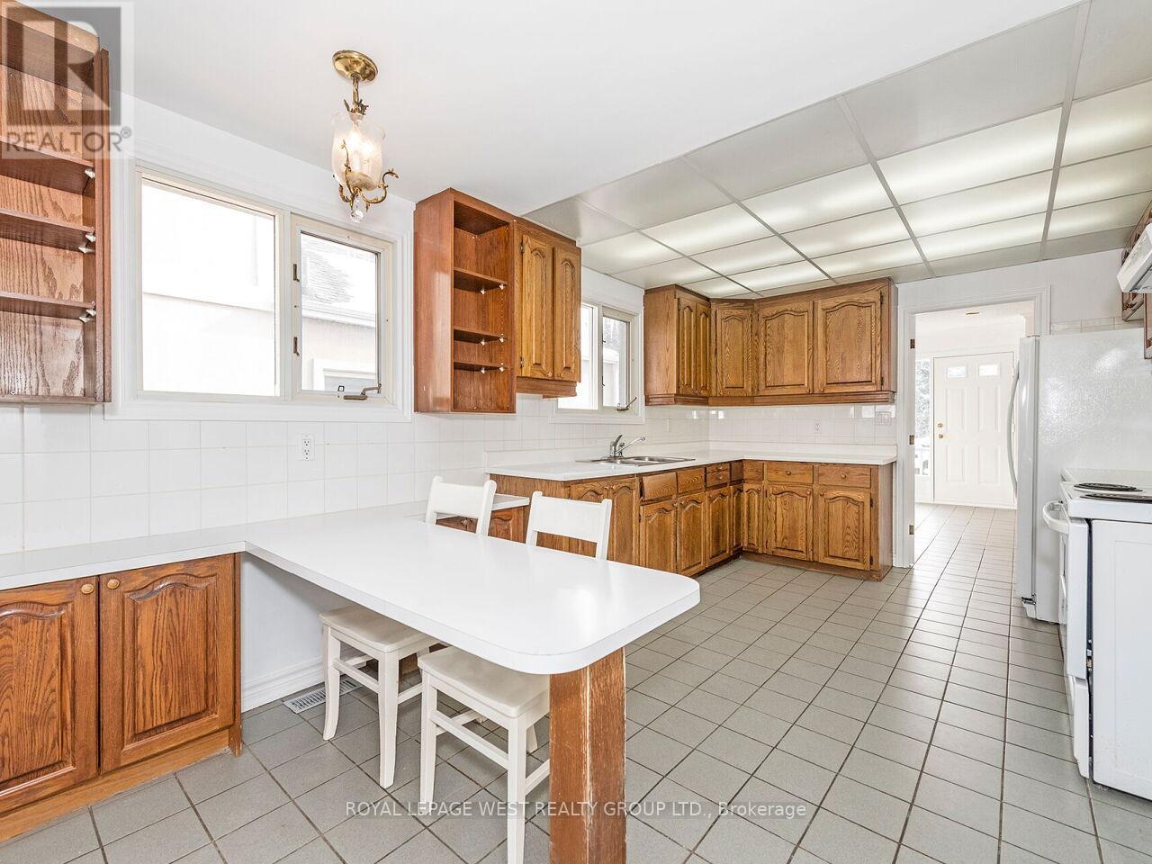 42 Tilden Crescent N, Toronto (Humber Heights), Ontario  M9P 1V7 - Photo 15 - W12220560
