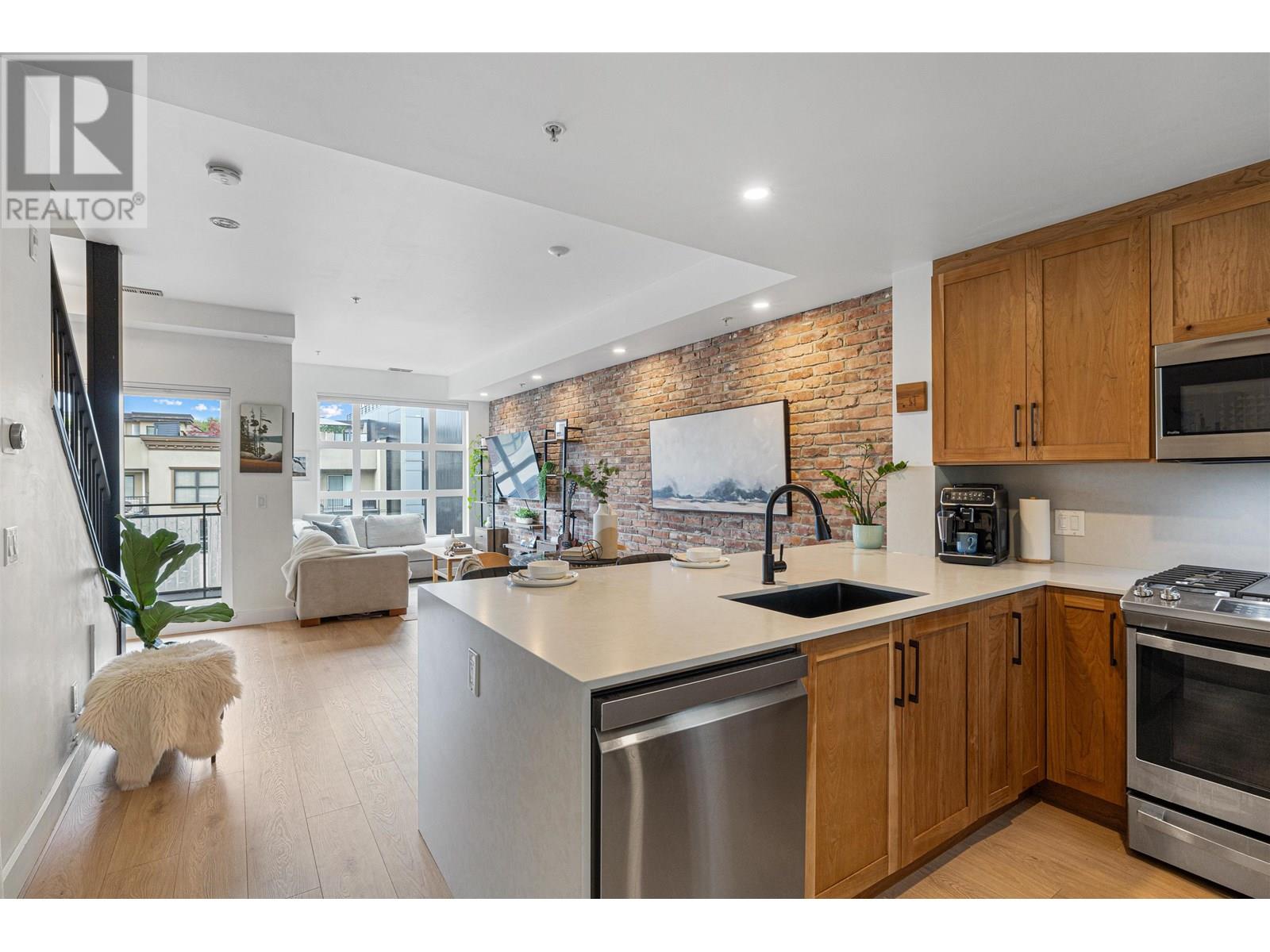 323 95 MOODY STREET, port moody, British Columbia