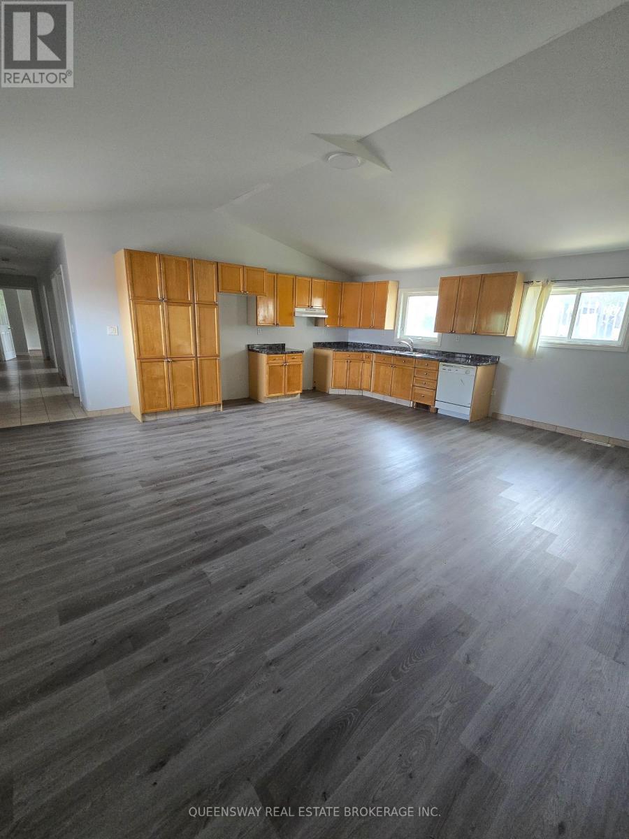 63 Edith Street, St. Catharines (Western Hill), Ontario  L2S 2P8 - Photo 5 - X12207754
