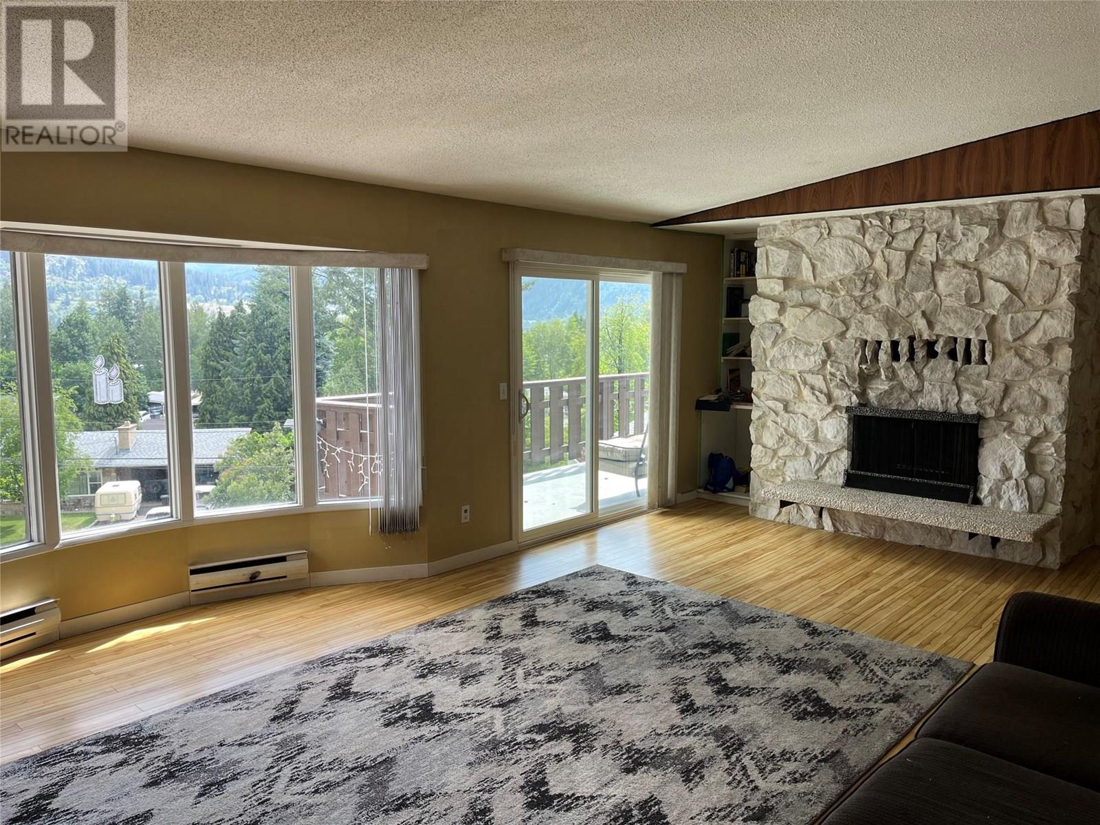 Property at 801 Lynnwood Crescent image 5