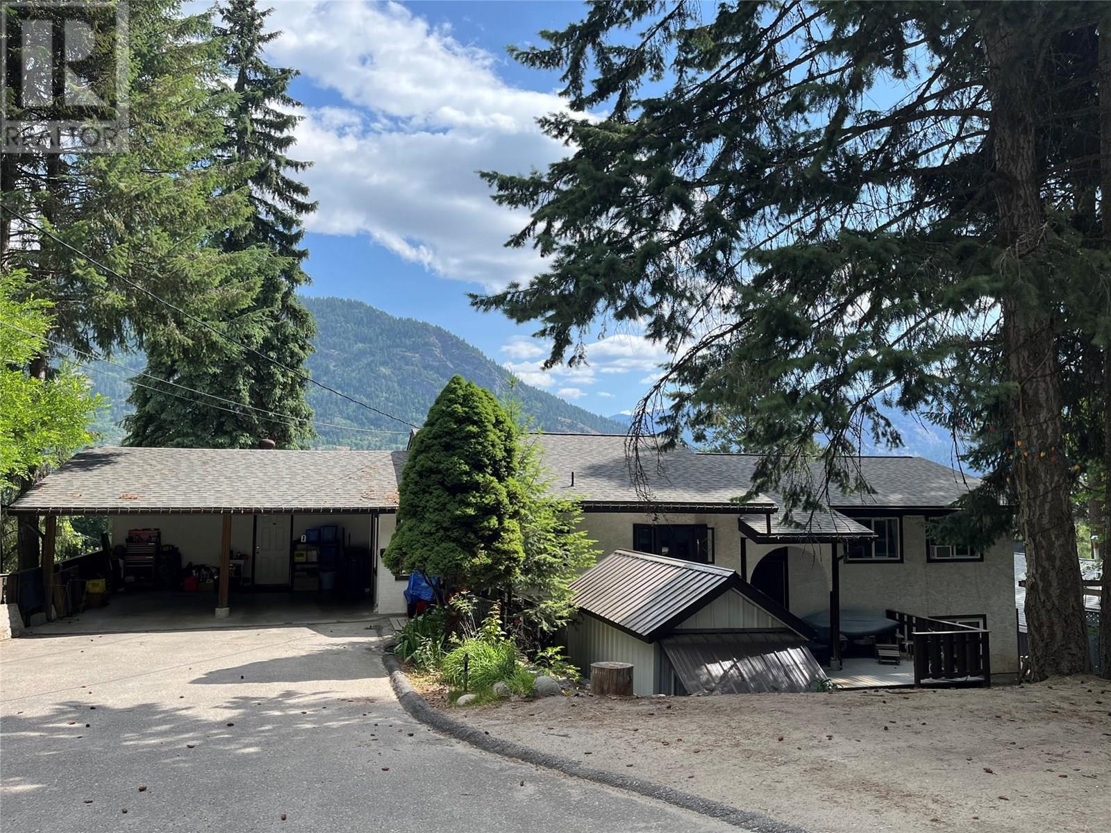 801 Lynnwood Crescent, Castlegar, British Columbia