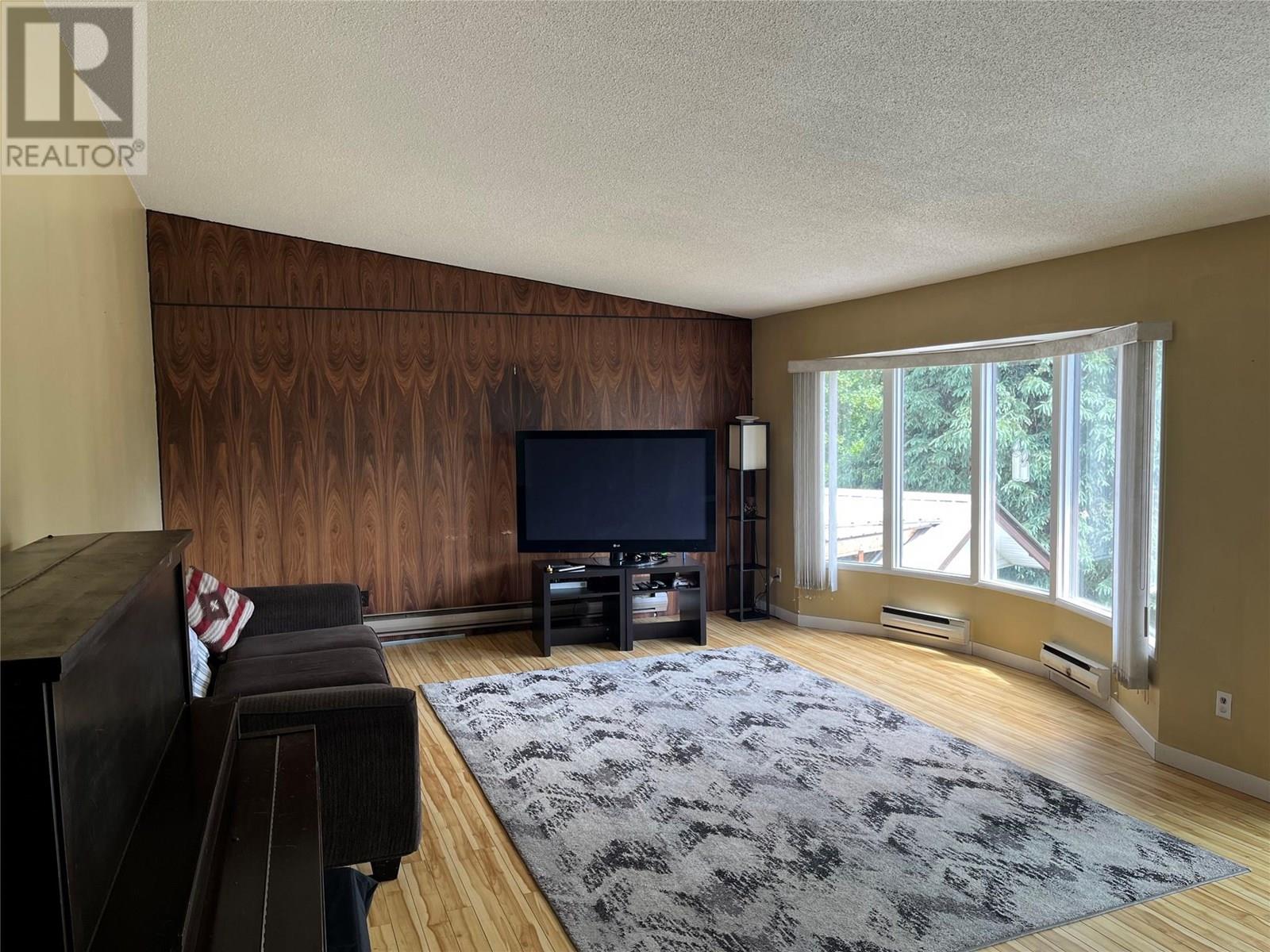 Property at 801 Lynnwood Crescent image 3