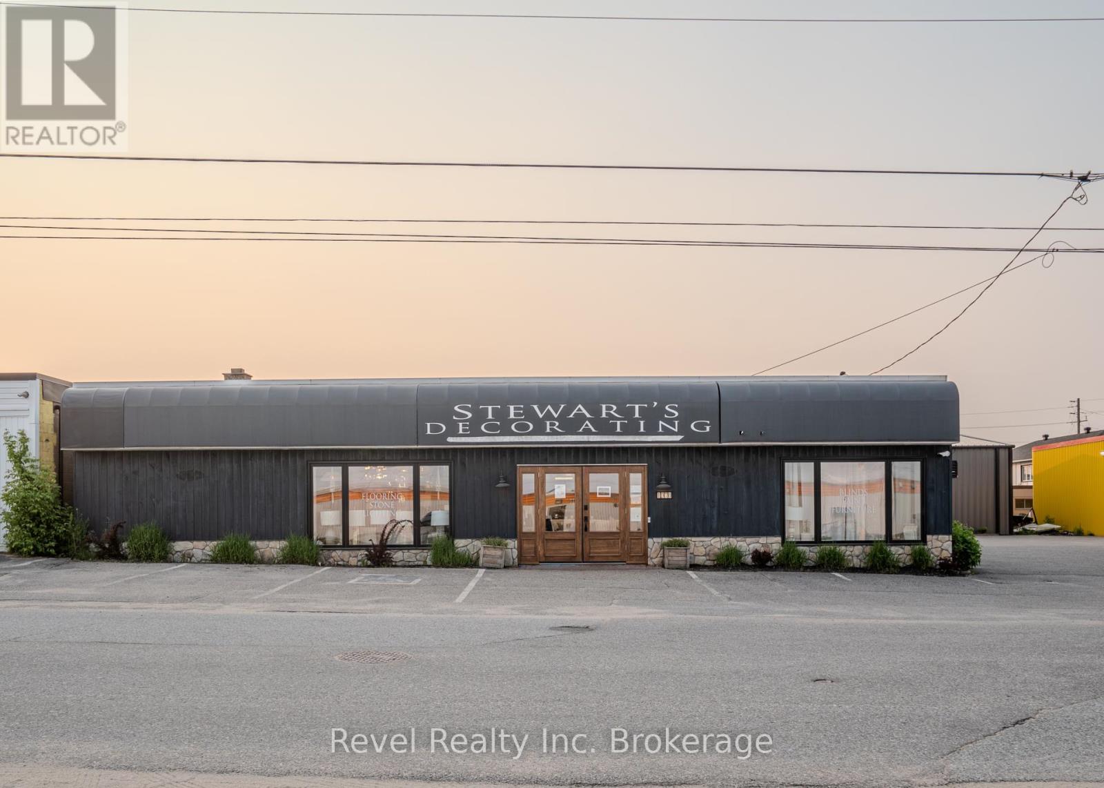 1370 Regina Street, North Bay, Ontario  P1B 2L3 - Photo 2 - X12220615