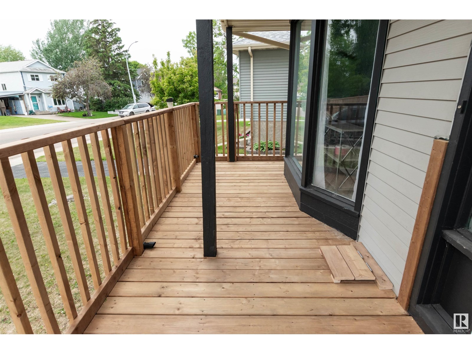 Property at 380 VILLAGE DR image 2
