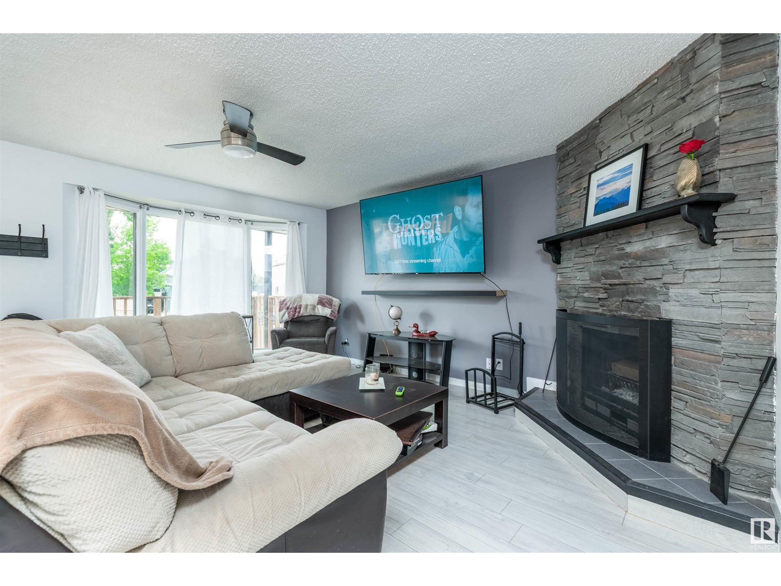 Property at 380 VILLAGE DR image 3