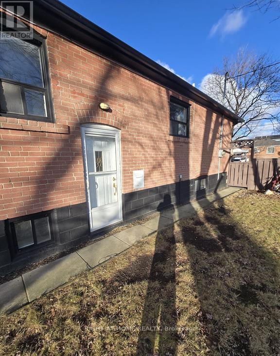 70 Bunnell Crescent, Toronto, Ontario  M3M 2C1 - Photo 6 - W12187242