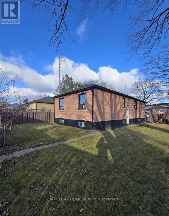 70 Bunnell Crescent, Toronto, Ontario  M3M 2C1 - Photo 5 - W12187242