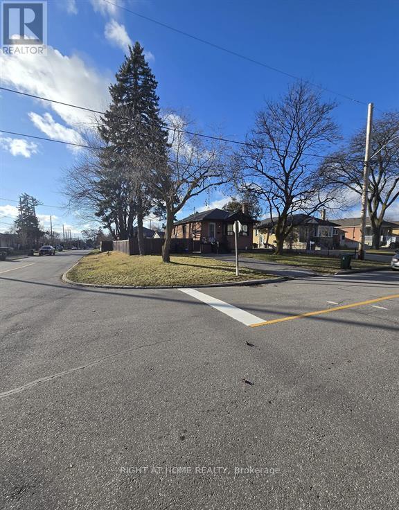 70 Bunnell Crescent, Toronto, Ontario  M3M 2C1 - Photo 8 - W12187242