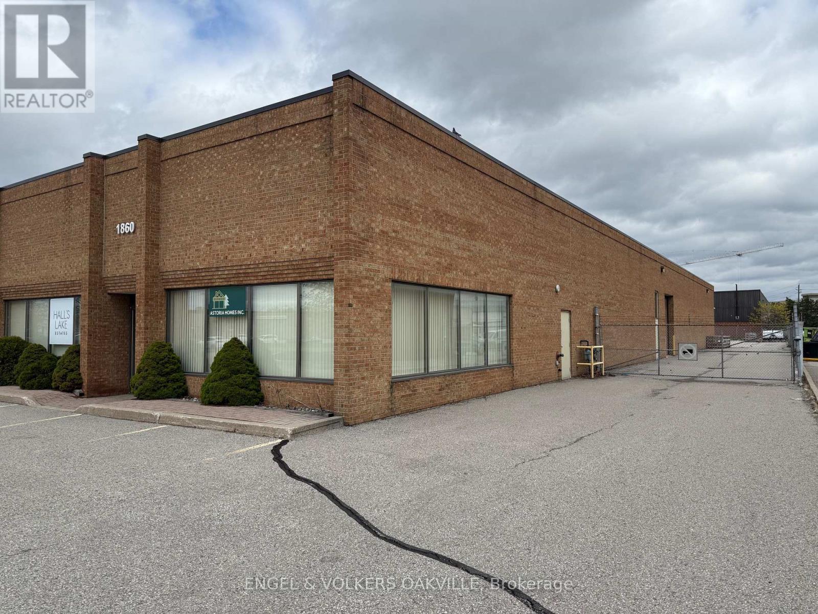 1860 Albion Road, Toronto, Ontario  M9W 5T2 - Photo 2 - W12220654