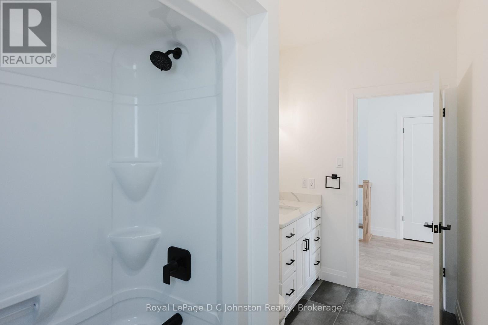 546 Algonquin Trail, Georgian Bluffs, Ontario  N0H 1S0 - Photo 12 - X12220763