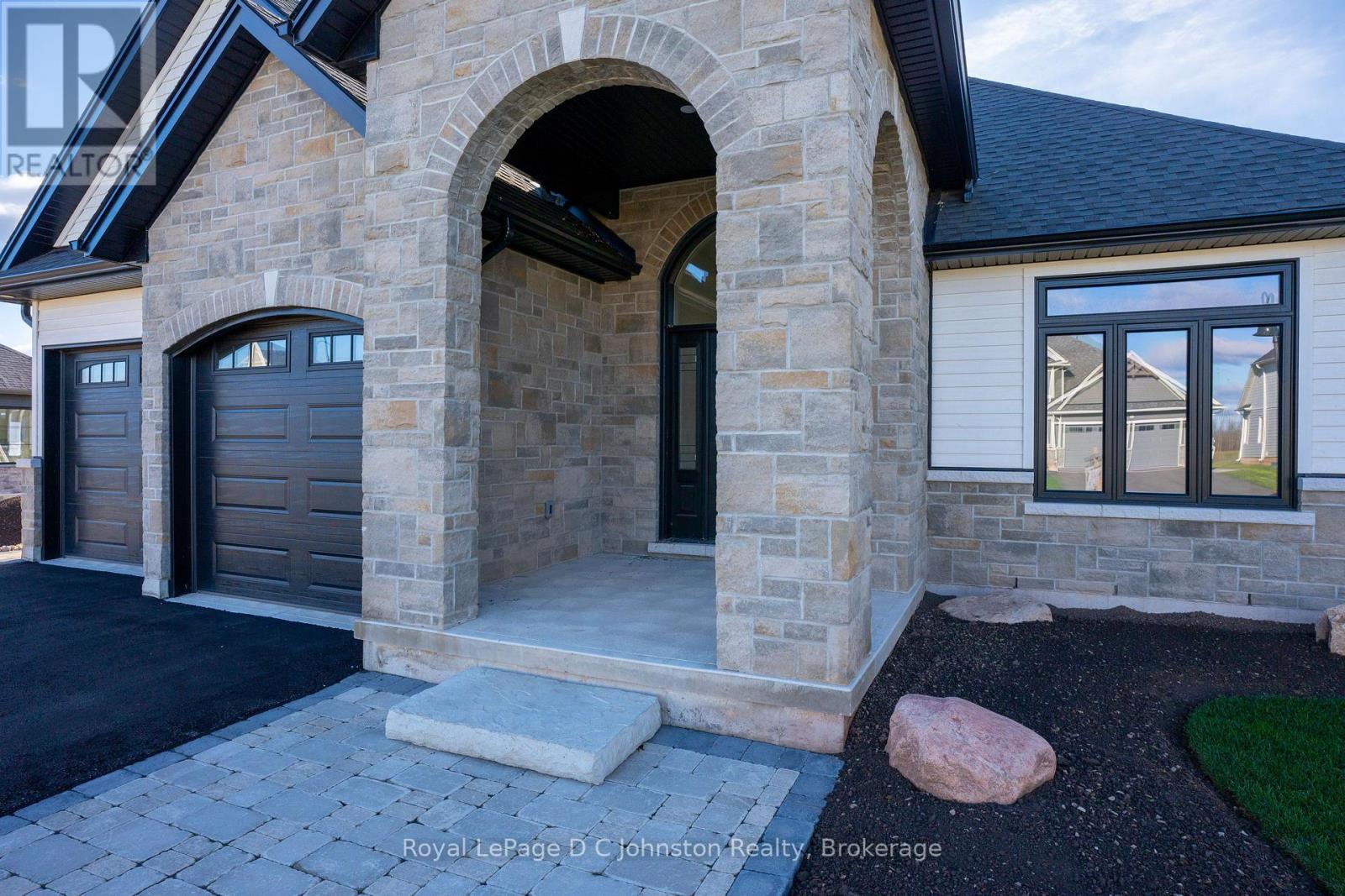 546 Algonquin Trail, Georgian Bluffs, Ontario  N0H 1S0 - Photo 2 - X12220763
