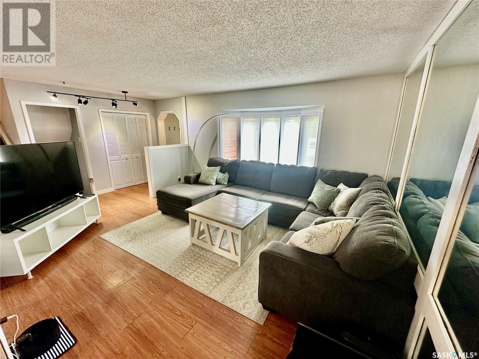 Property at 318 Delayen CRESCENT image 4