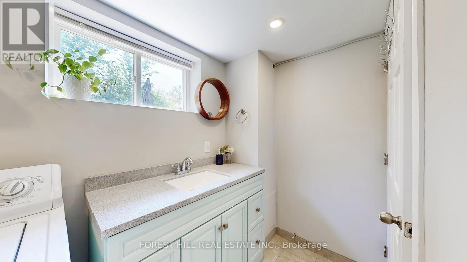 41 Lesmar Drive, Toronto, Ontario  M9B 2V3 - Photo 18 - W12220770