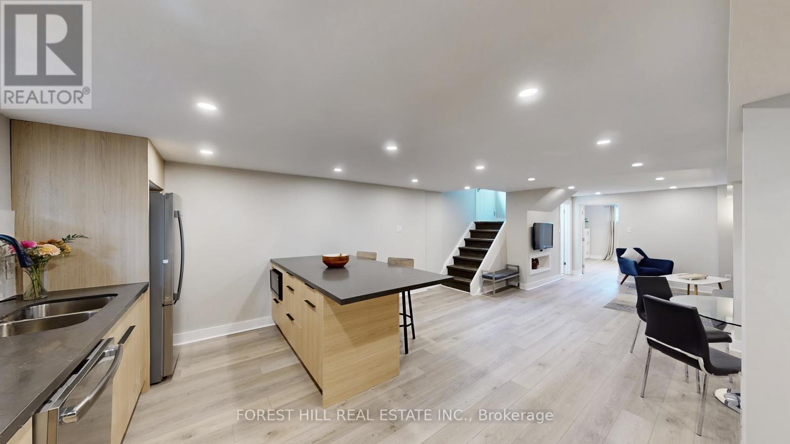 41 Lesmar Drive, Toronto, Ontario  M9B 2V3 - Photo 4 - W12220770