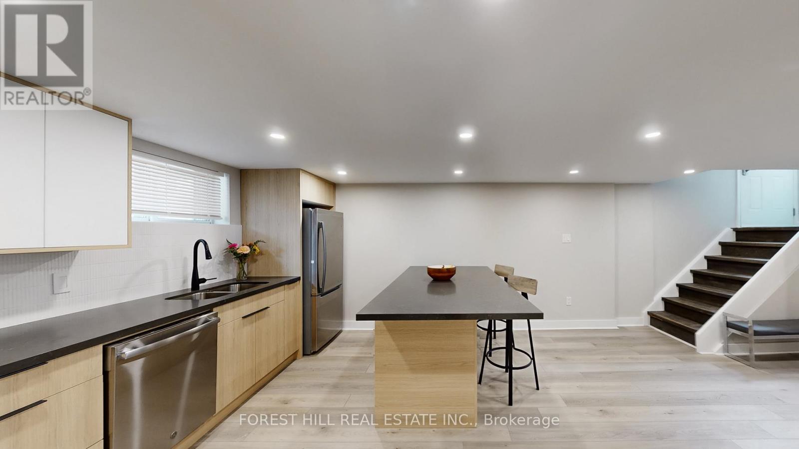 41 Lesmar Drive, Toronto, Ontario  M9B 2V3 - Photo 5 - W12220770