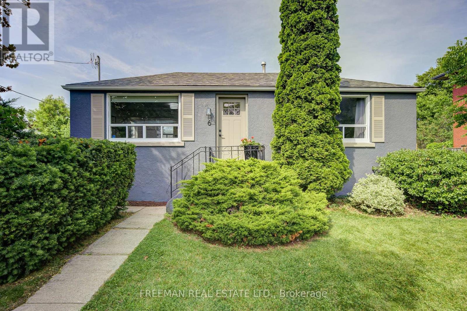 <div class="slider-price">$800,000</div><p>6 Lloyd George Avenue, Toronto, Ontario</p>