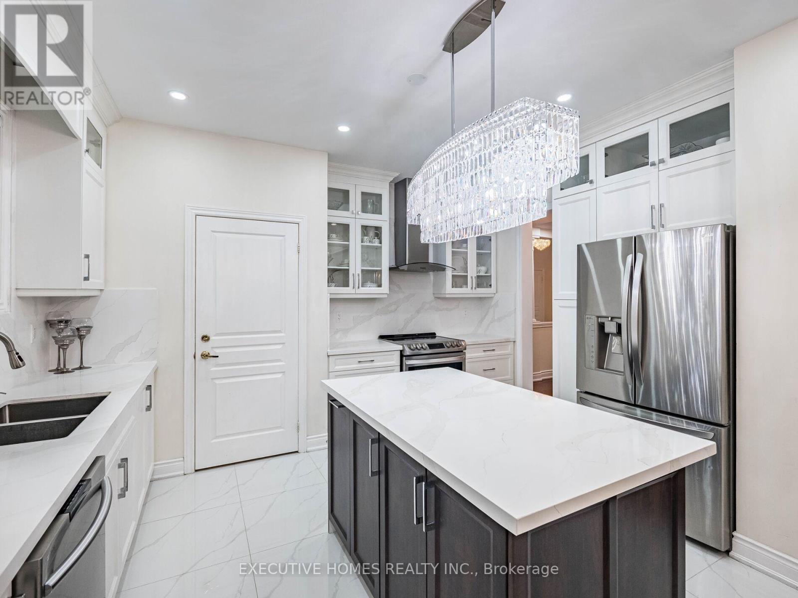 1 Orangeblossom Trail, Brampton (Credit Valley), Ontario  L6X 3B4 - Photo 10 - W12220775