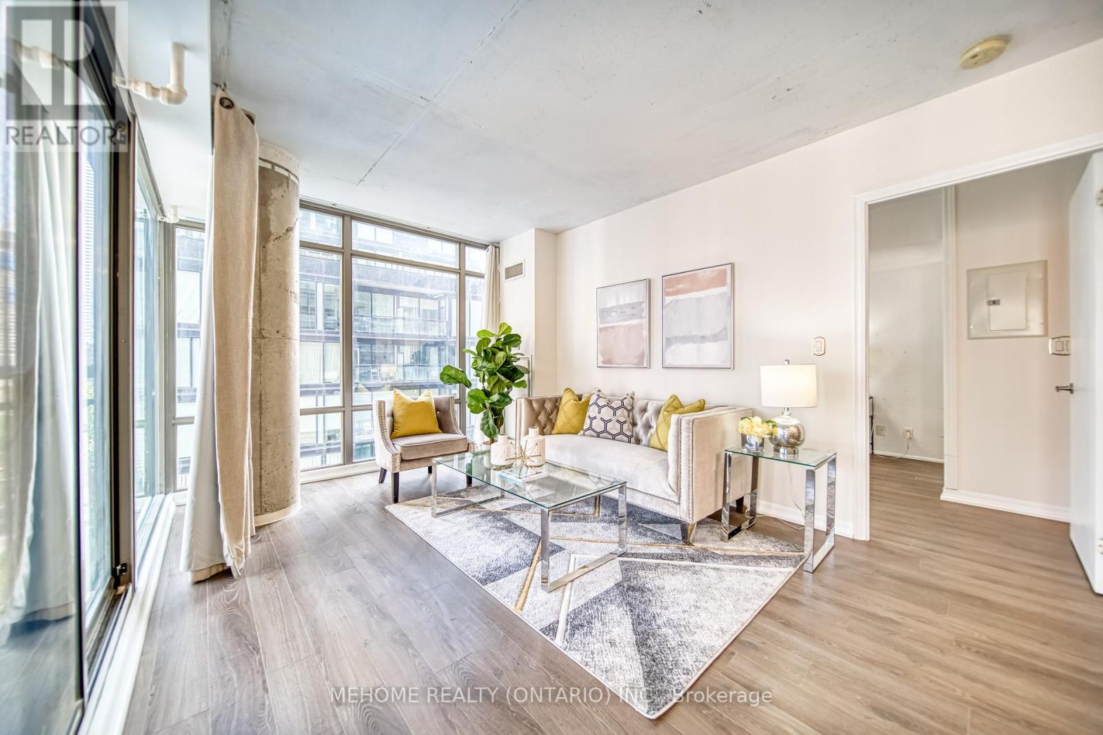 <div class="slider-price">$695,000</div><p>1106 - 22 Wellesley Street E, Toronto, Ontario</p>