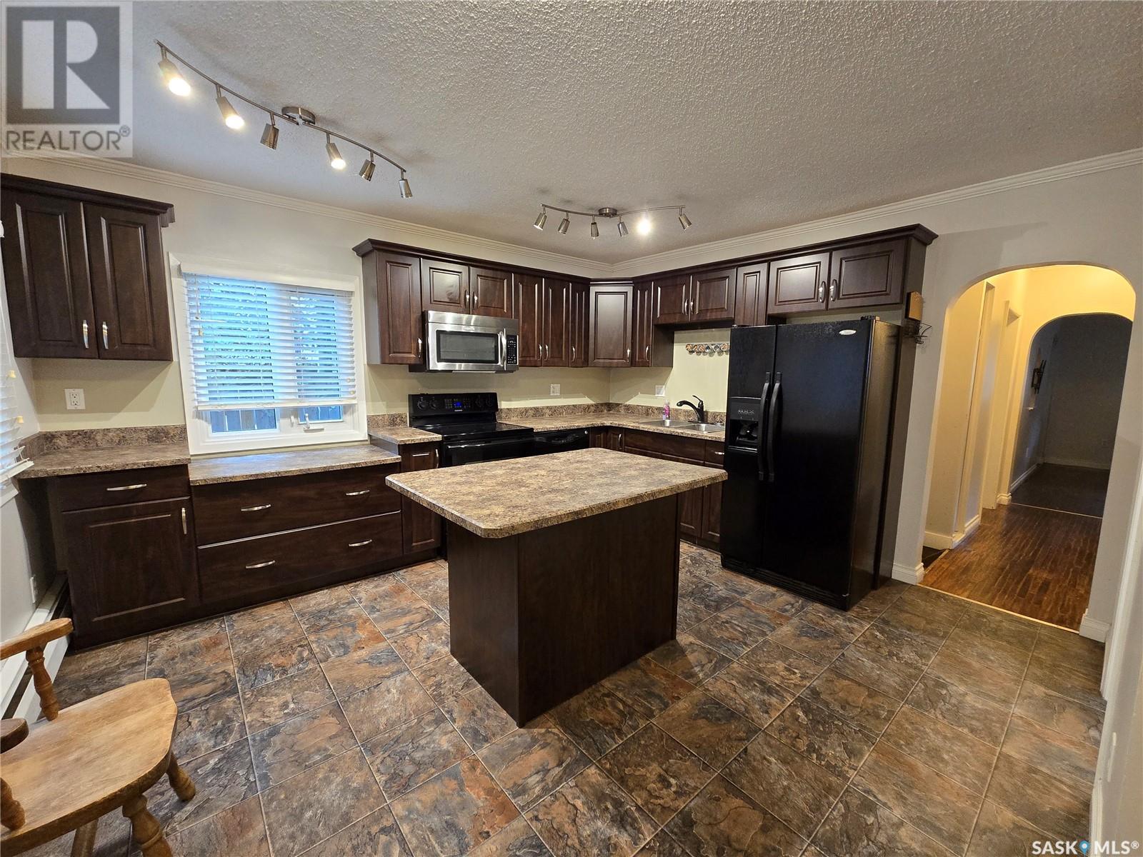Property at 300 Maple STREET E image 3