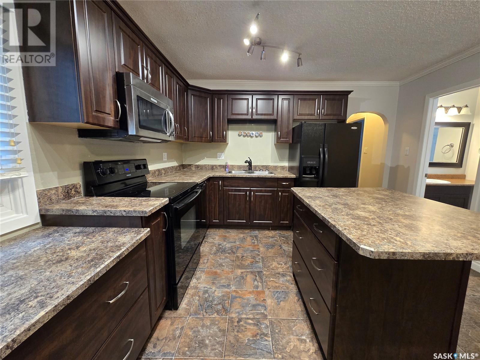 Property at 300 Maple STREET E image 5