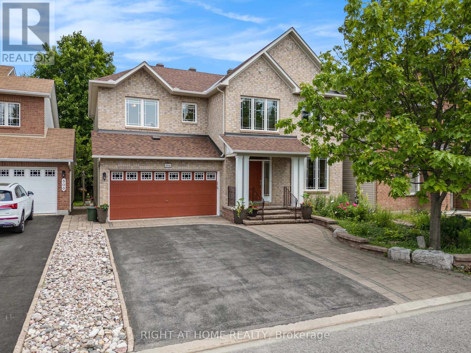 Property at 804 OAKSIDE CRESCENT image 2