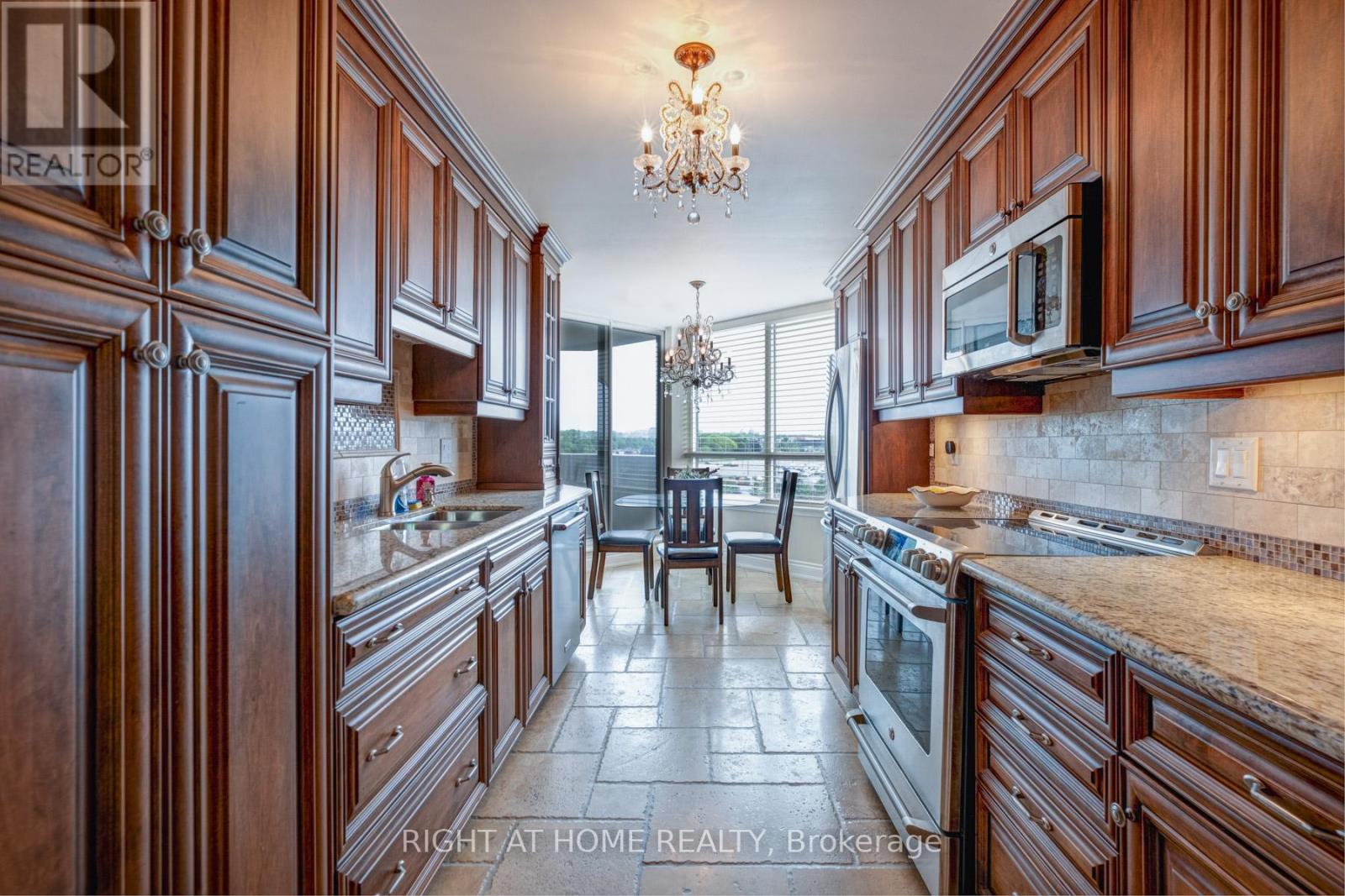 818 - 25 Austin Drive, Markham (Markville), Ontario  L3R 8H4 - Photo 10 - N12214978