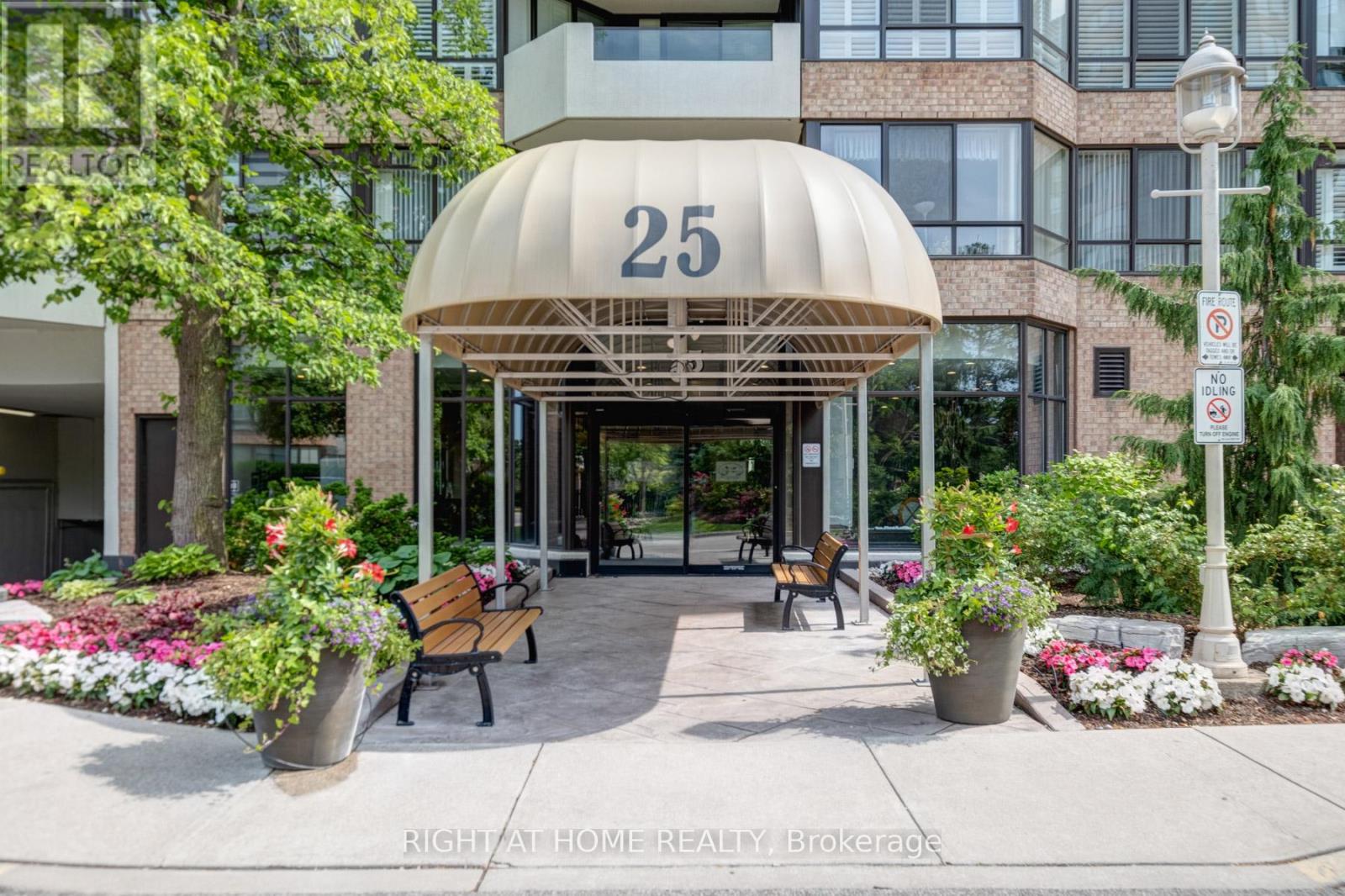 Property at 818 - 25 AUSTIN DRIVE image 3