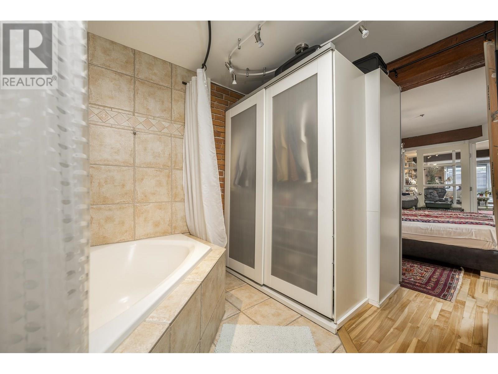 Listing Picture 17 of 23 : 205 1066 HAMILTON STREET, Vancouver / 溫哥華 - 魯藝地產 Yvonne Lu Group - MLS Medallion Club Member