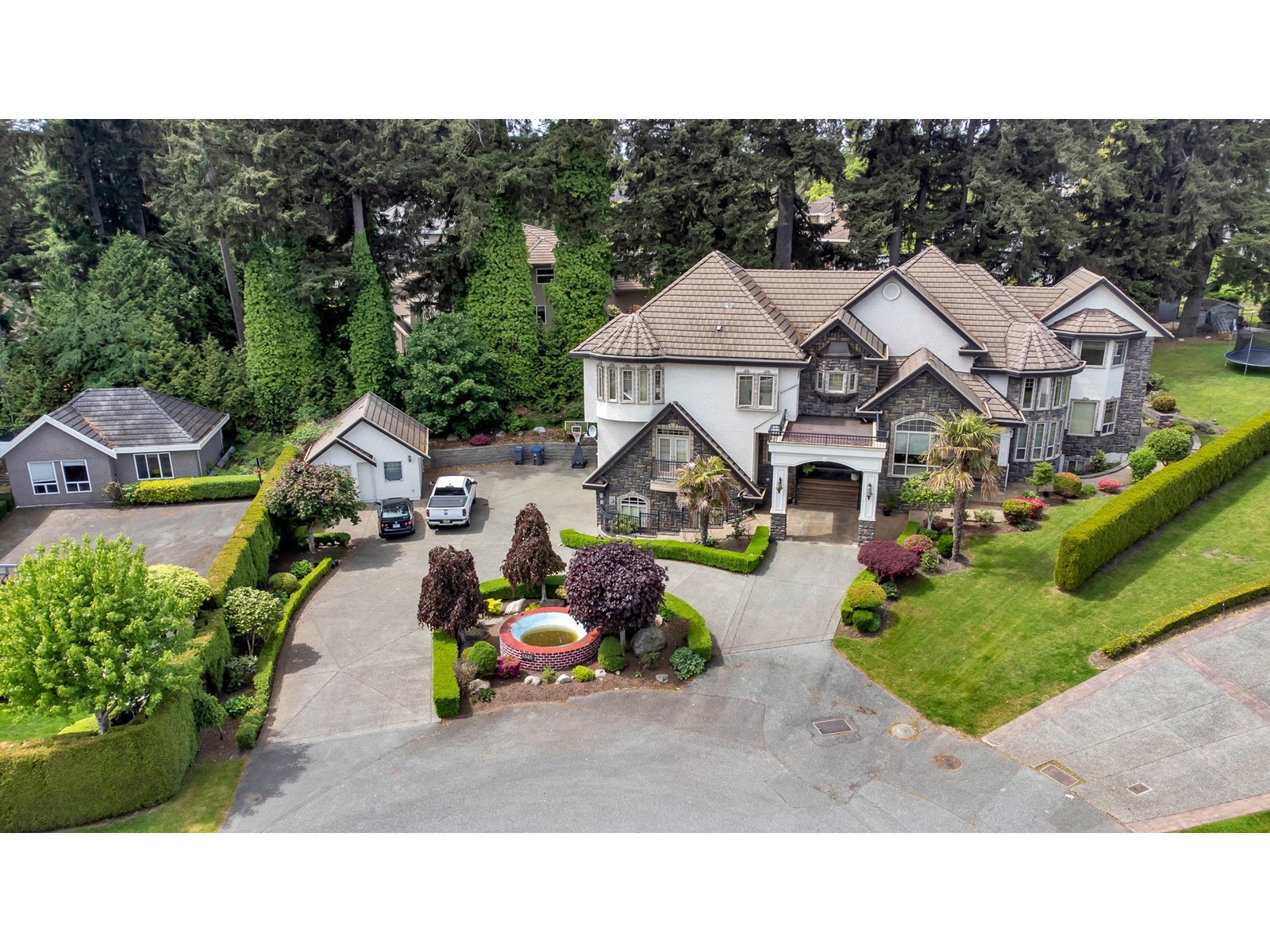 Property at 5545 127 STREET image 2