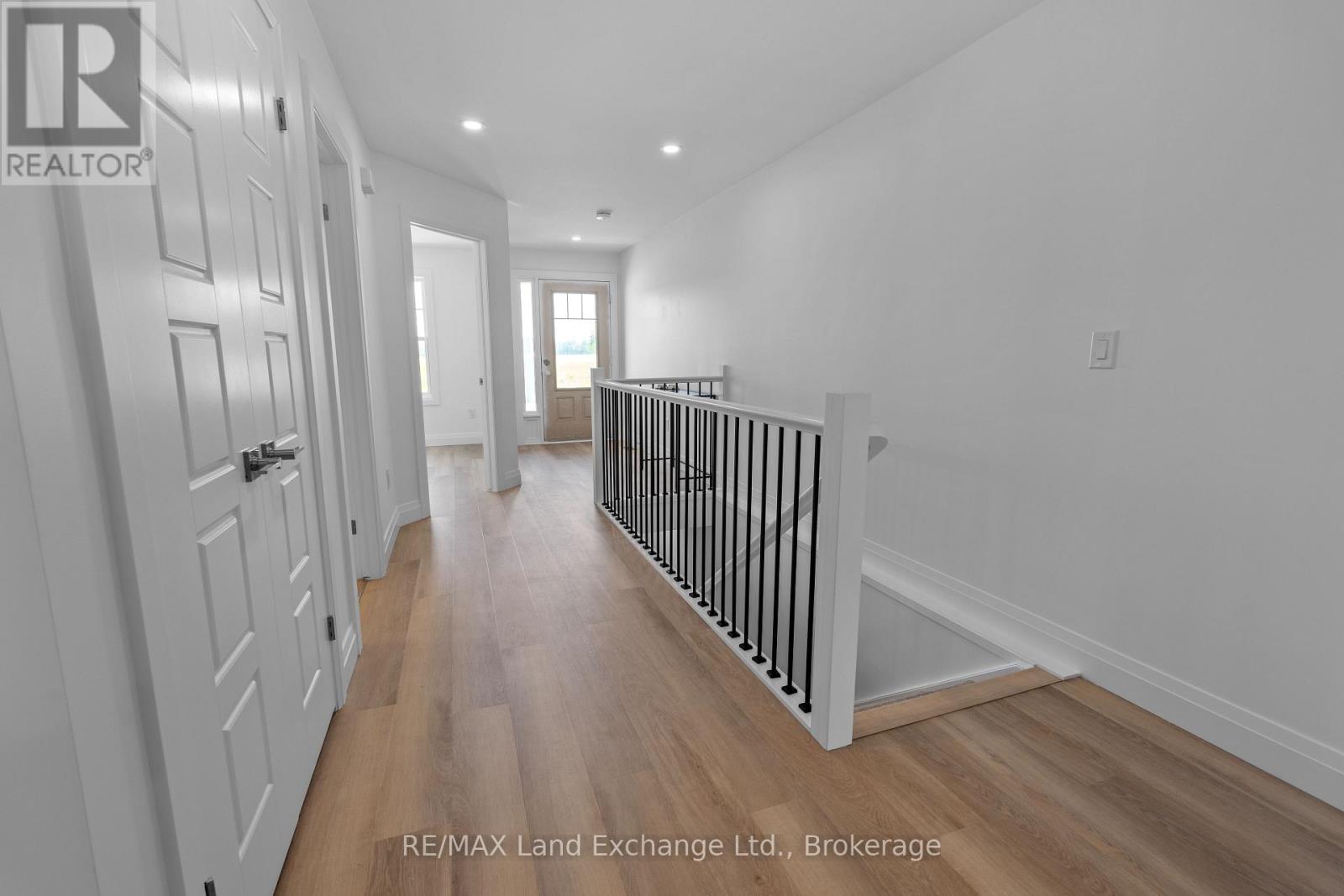 98 Eagle Court, Saugeen Shores, Ontario  N0H 2C3 - Photo 8 - X12151581