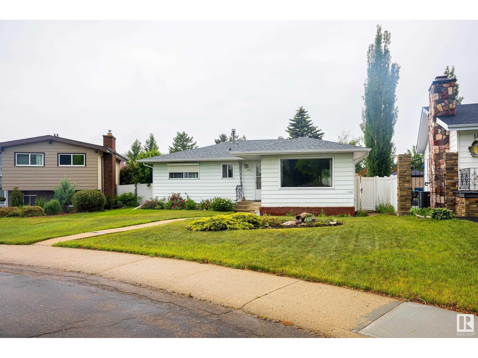 Property at 14108 73 ST NW image 2