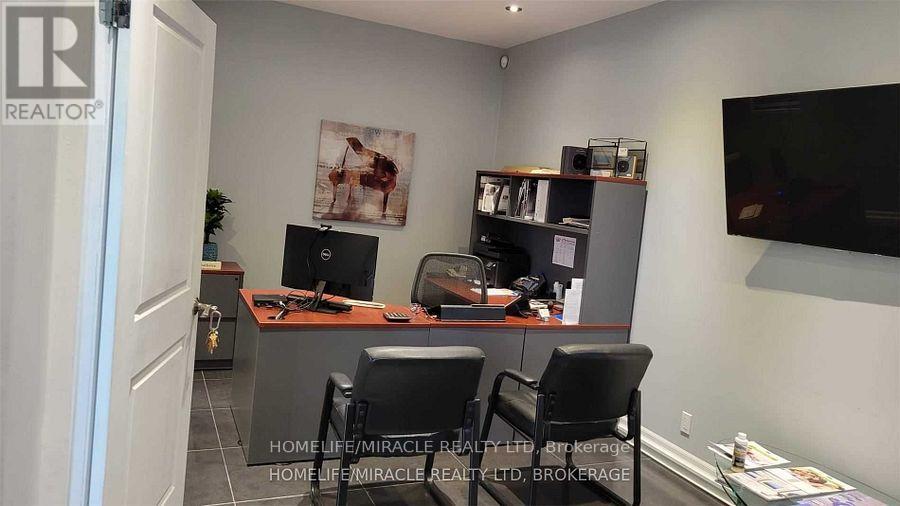 13 - 2400 Wyecroft Road, Oakville, Ontario  L6L 6M8 - Photo 2 - W12210627