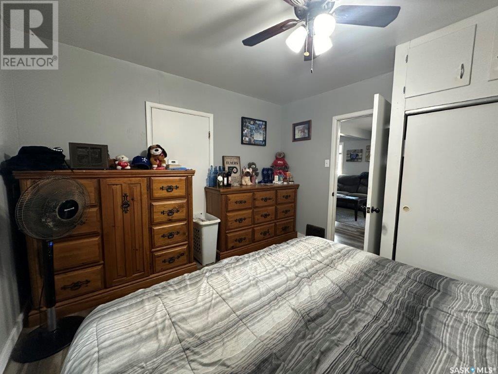 215 4th Avenue W, Kindersley, Saskatchewan  S0L 1S0 - Photo 12 - SK009437