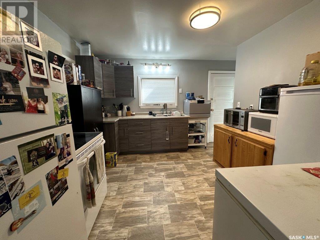 215 4th Avenue W, Kindersley, Saskatchewan  S0L 1S0 - Photo 13 - SK009437