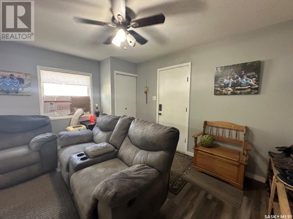 215 4th Avenue W, Kindersley, Saskatchewan  S0L 1S0 - Photo 3 - SK009437
