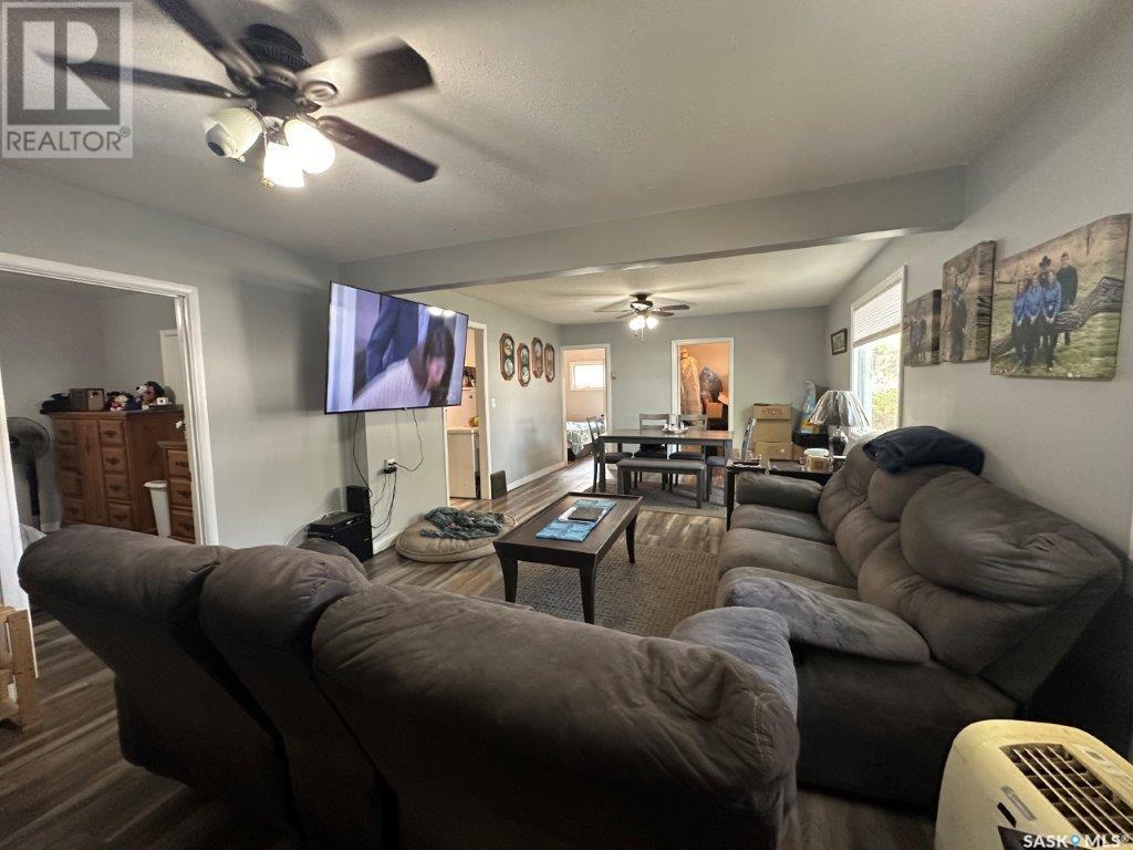 215 4th Avenue W, Kindersley, Saskatchewan  S0L 1S0 - Photo 4 - SK009437