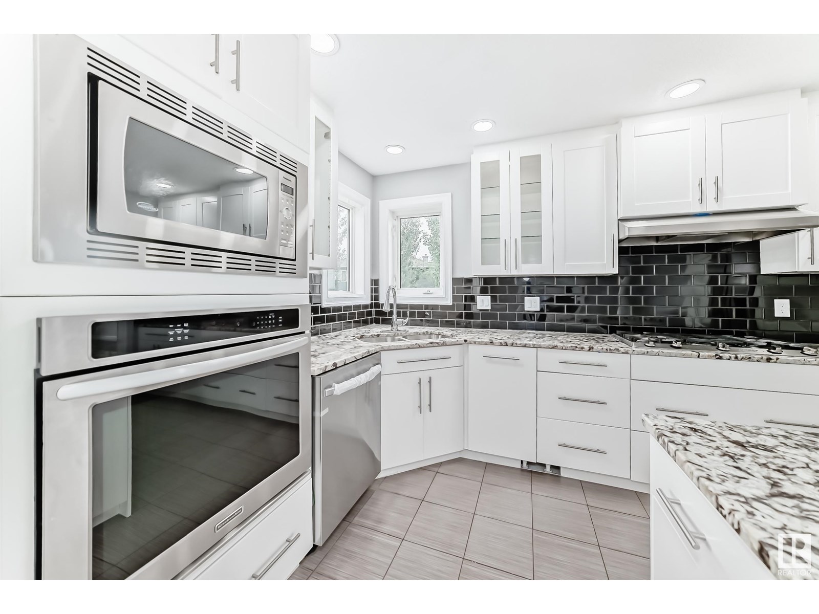 Property at 3819 42 ST NW image 2