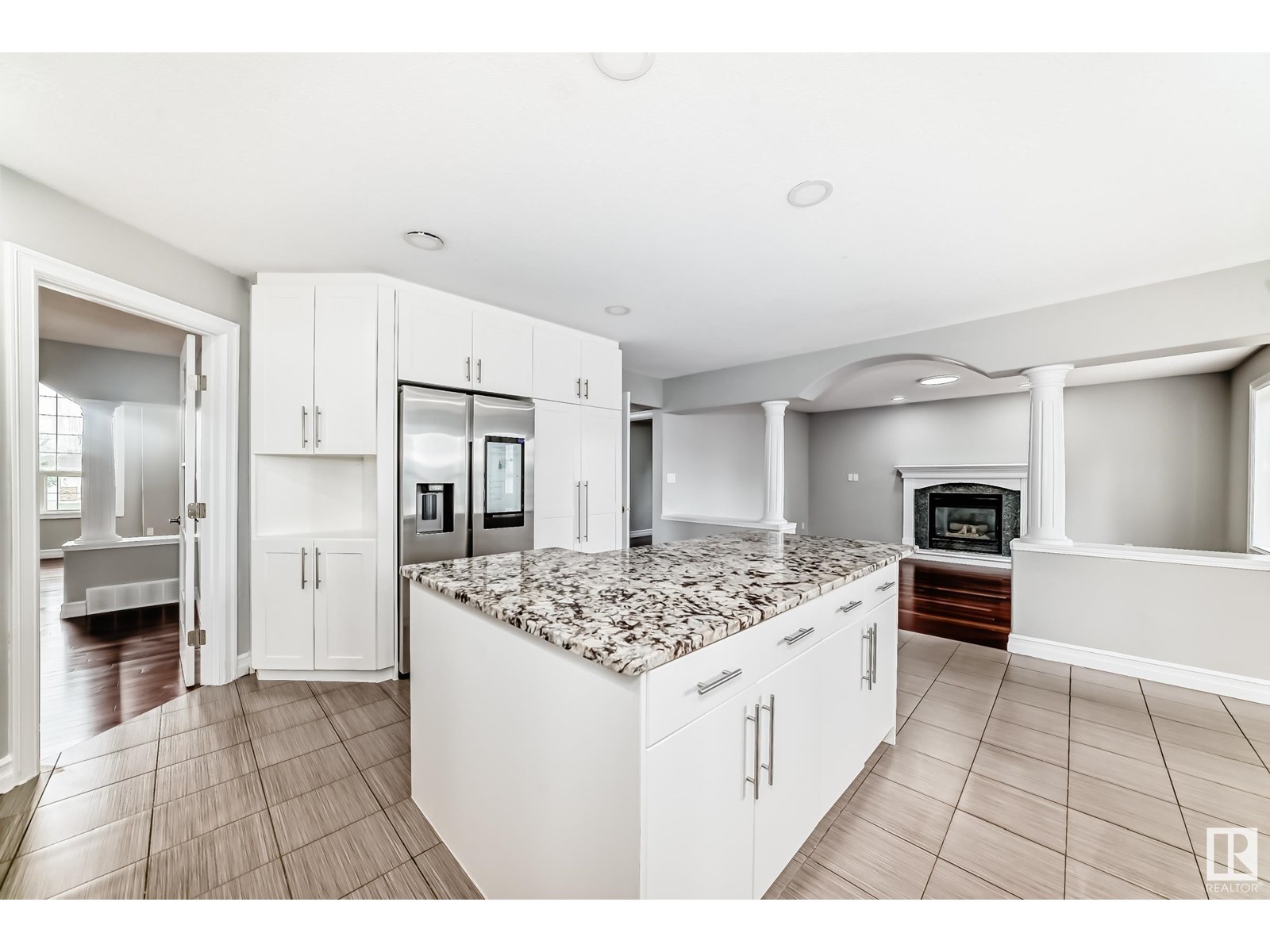 Property at 3819 42 ST NW image 3